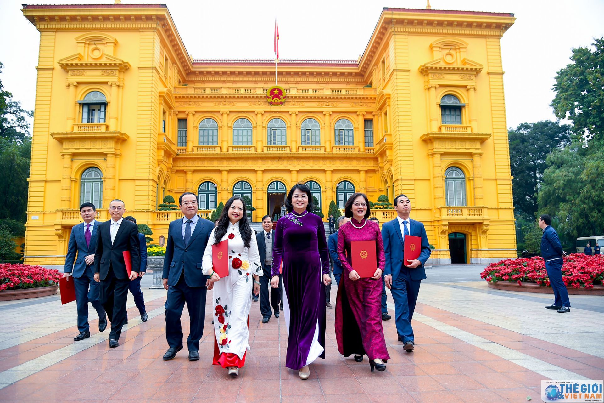 trao quyet dinh phong ham dai su cho can bo ngoai giao