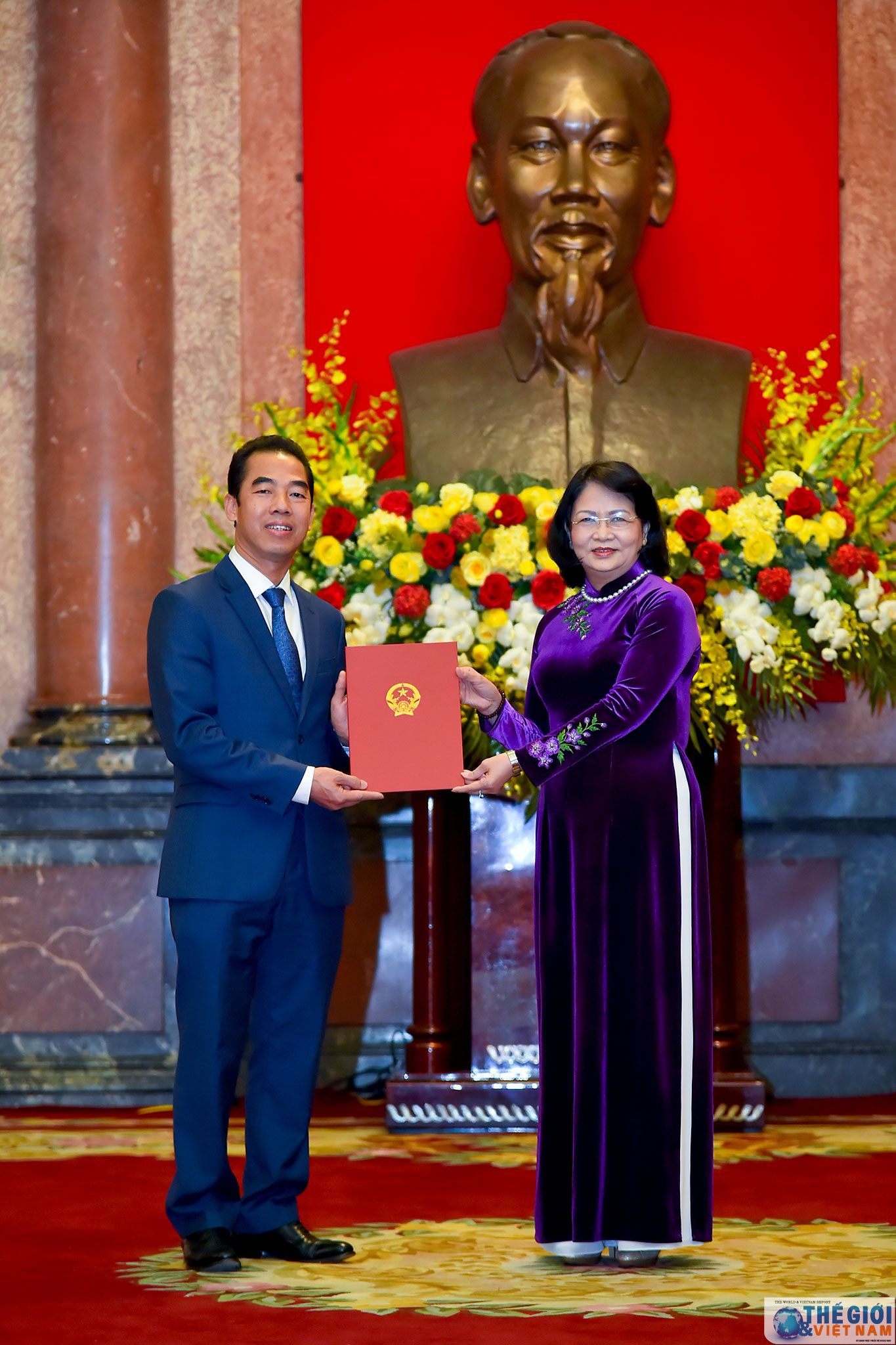 trao quyet dinh phong ham dai su cho can bo ngoai giao