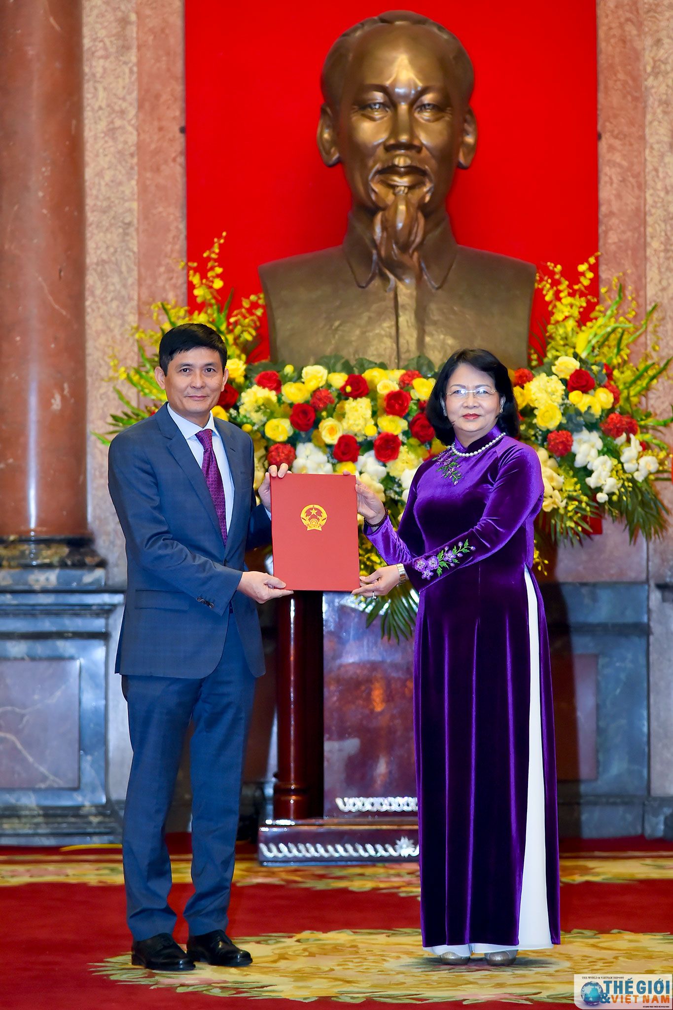 trao quyet dinh phong ham dai su cho can bo ngoai giao