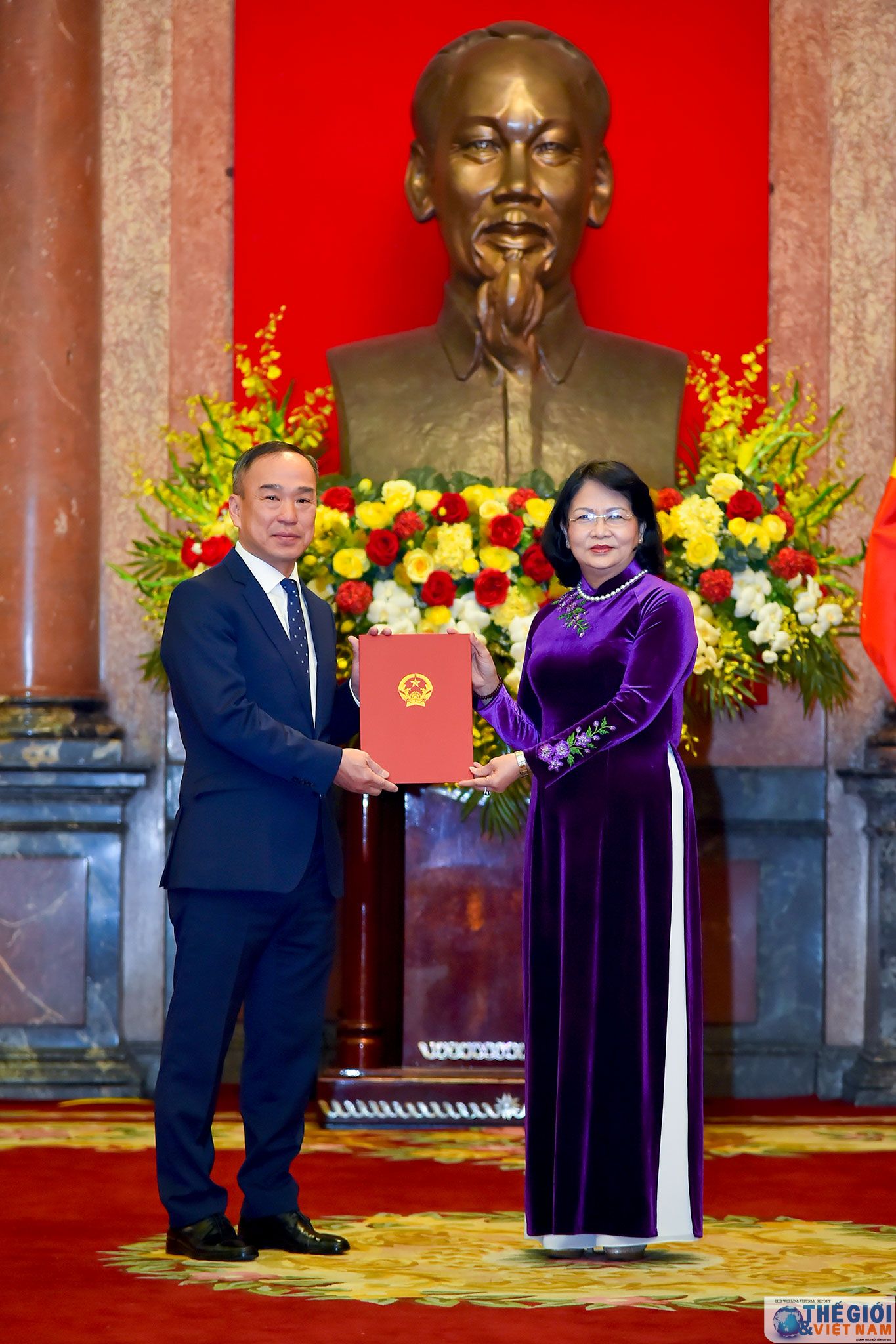 trao quyet dinh phong ham dai su cho can bo ngoai giao