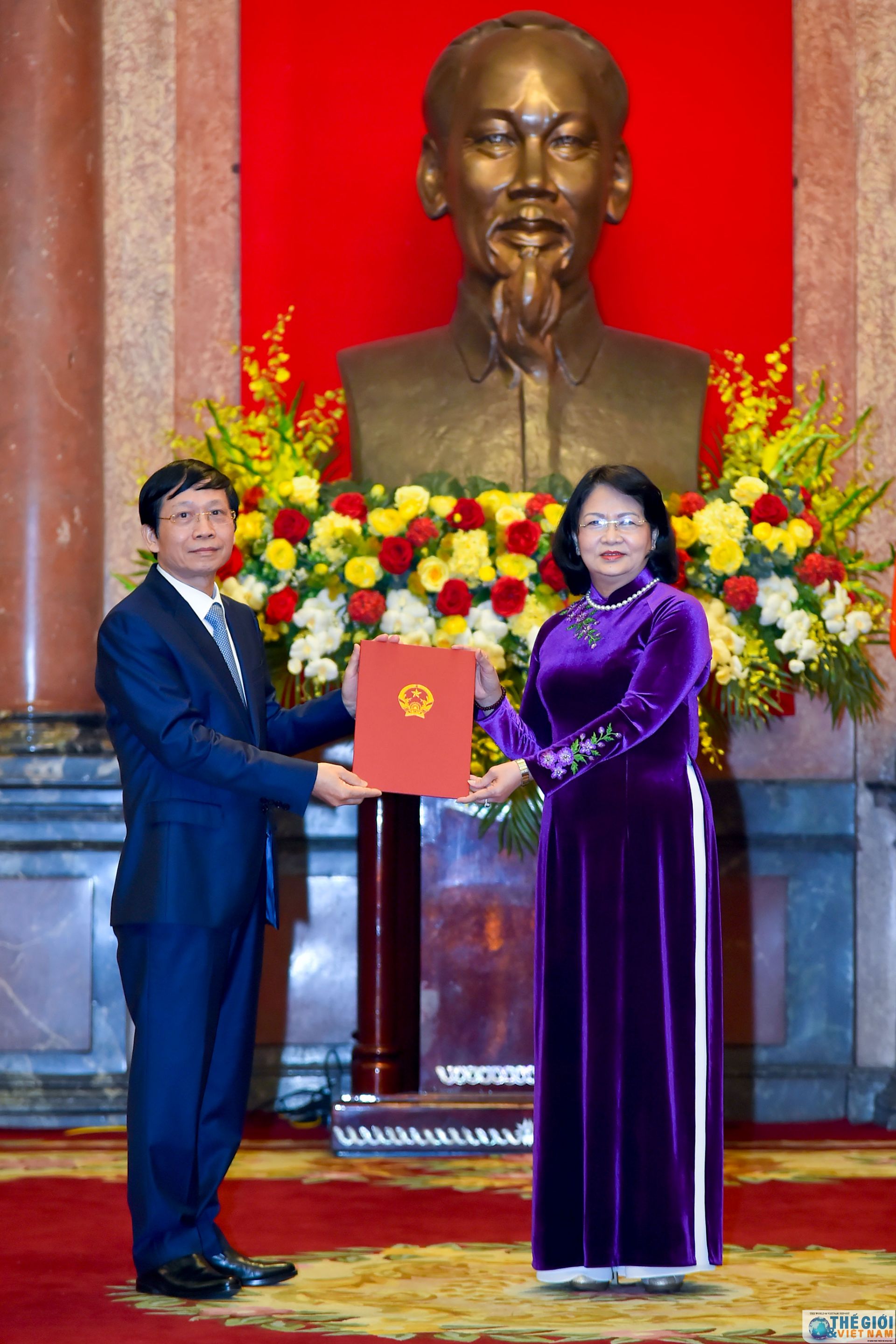 trao quyet dinh phong ham dai su cho can bo ngoai giao