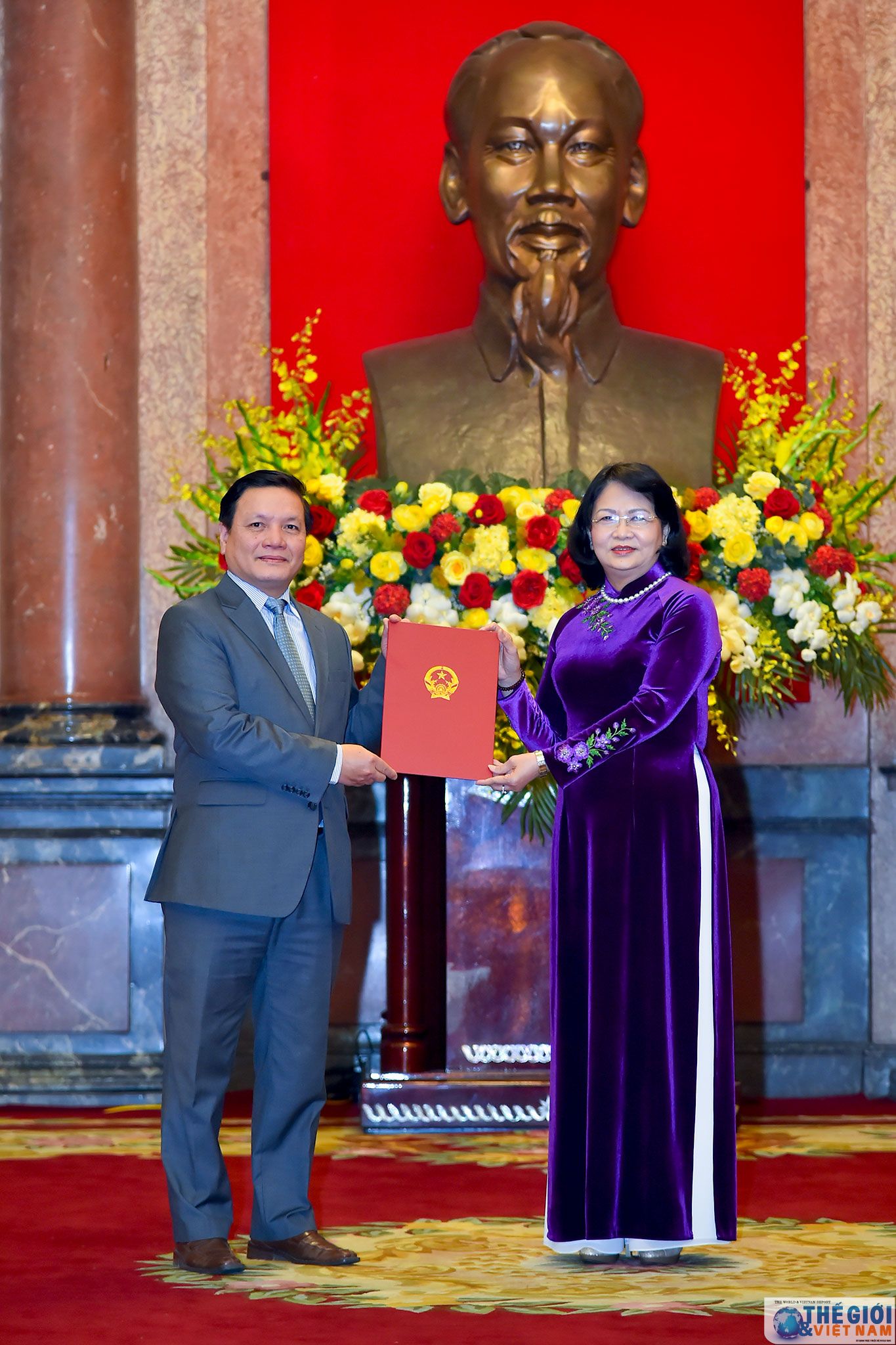 trao quyet dinh phong ham dai su cho can bo ngoai giao