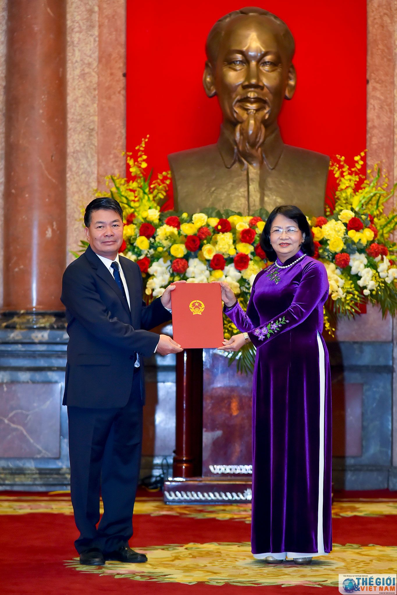 trao quyet dinh phong ham dai su cho can bo ngoai giao