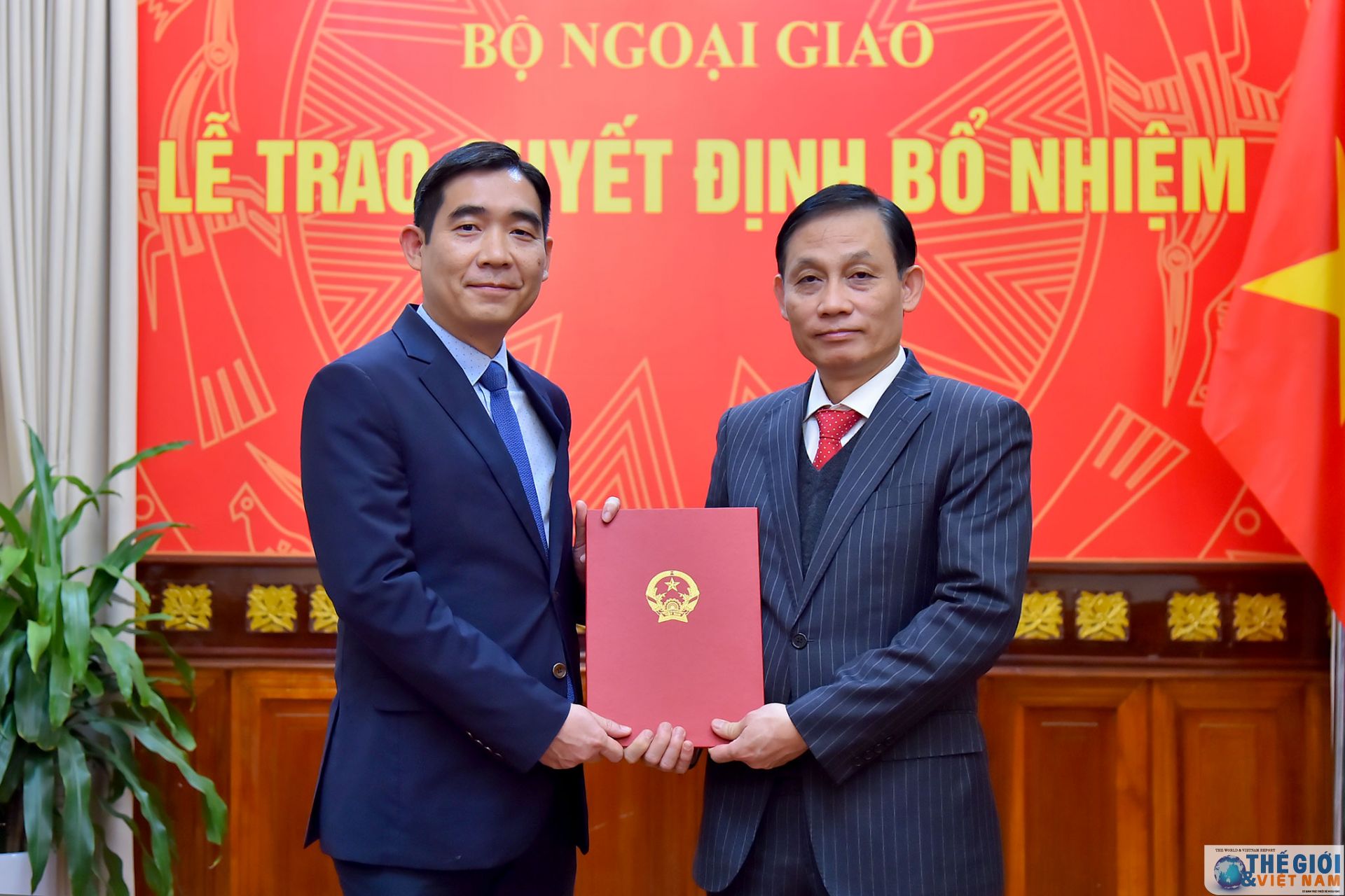 thu truong ngoai giao le hoai trung trao quyet dinh bo nhiem dieu dong can bo cap vu