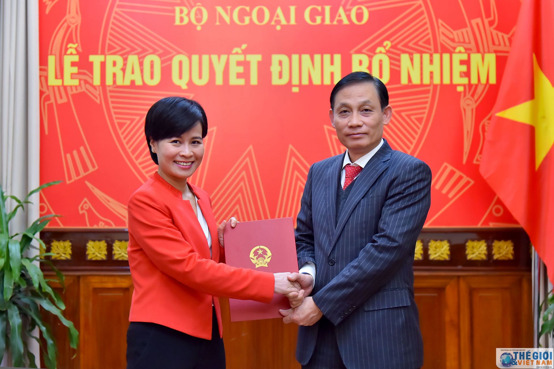 thu truong ngoai giao le hoai trung trao quyet dinh bo nhiem dieu dong can bo cap vu