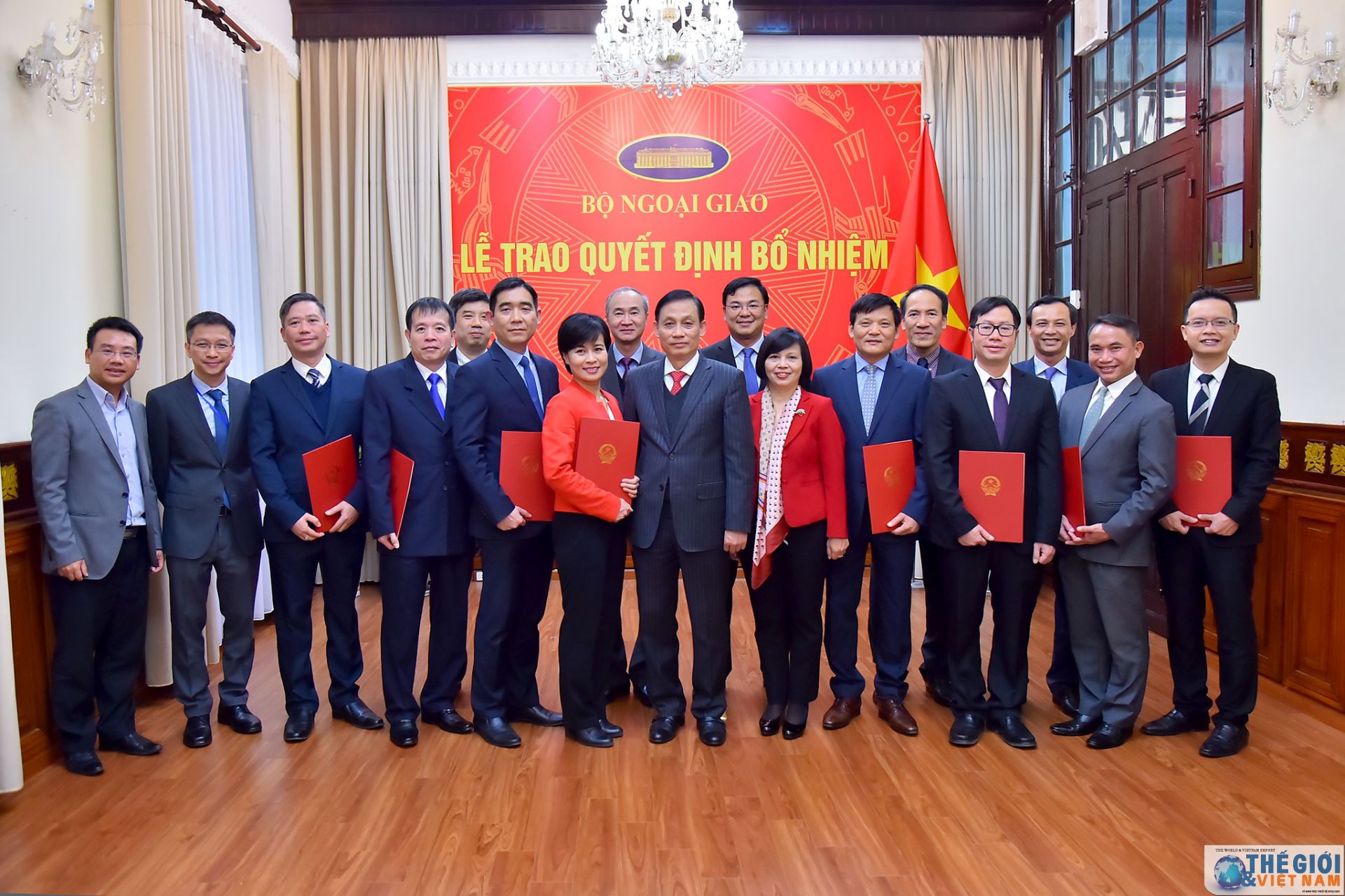 thu truong ngoai giao le hoai trung trao quyet dinh bo nhiem dieu dong can bo cap vu