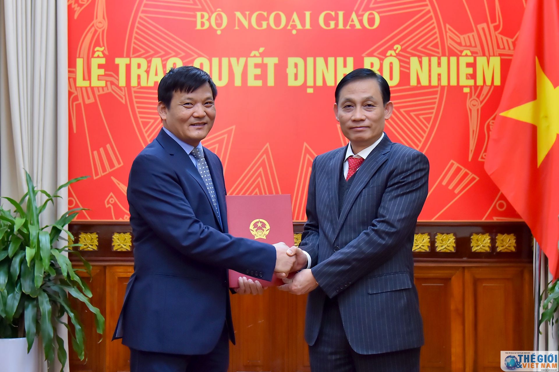 thu truong ngoai giao le hoai trung trao quyet dinh bo nhiem dieu dong can bo cap vu