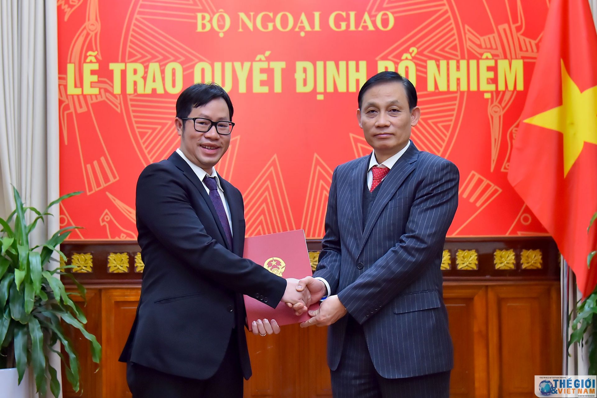 thu truong ngoai giao le hoai trung trao quyet dinh bo nhiem dieu dong can bo cap vu
