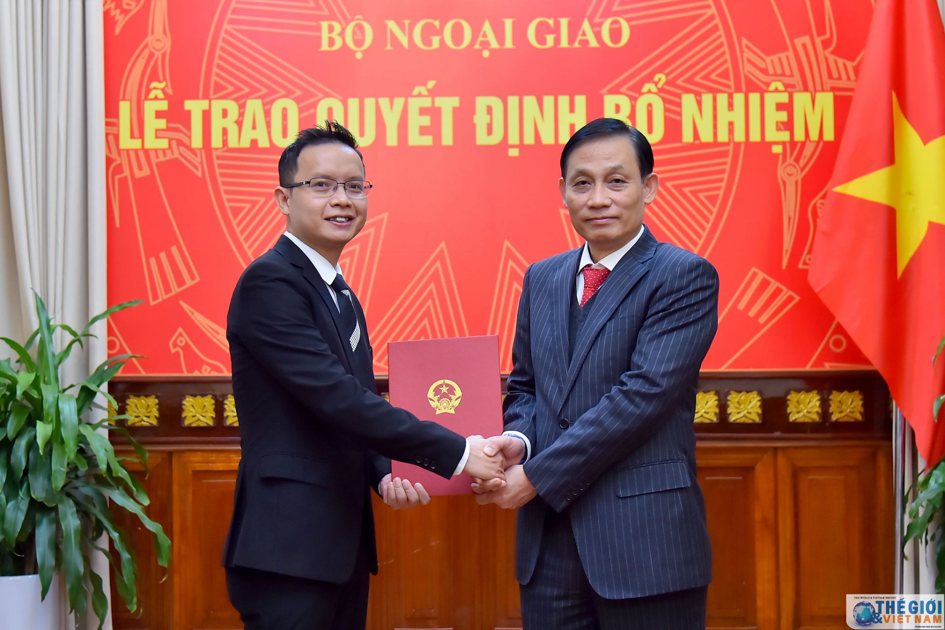 thu truong ngoai giao le hoai trung trao quyet dinh bo nhiem dieu dong can bo cap vu