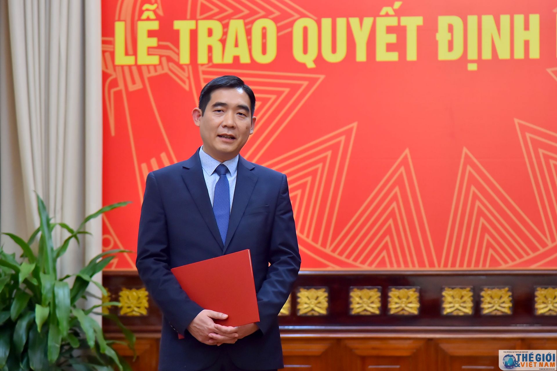 thu truong ngoai giao le hoai trung trao quyet dinh bo nhiem dieu dong can bo cap vu