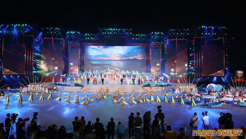 Chương trình nghệ thuật 'Khát vọng - Tỏa sáng' chào mừng thành công Đại hội XIII