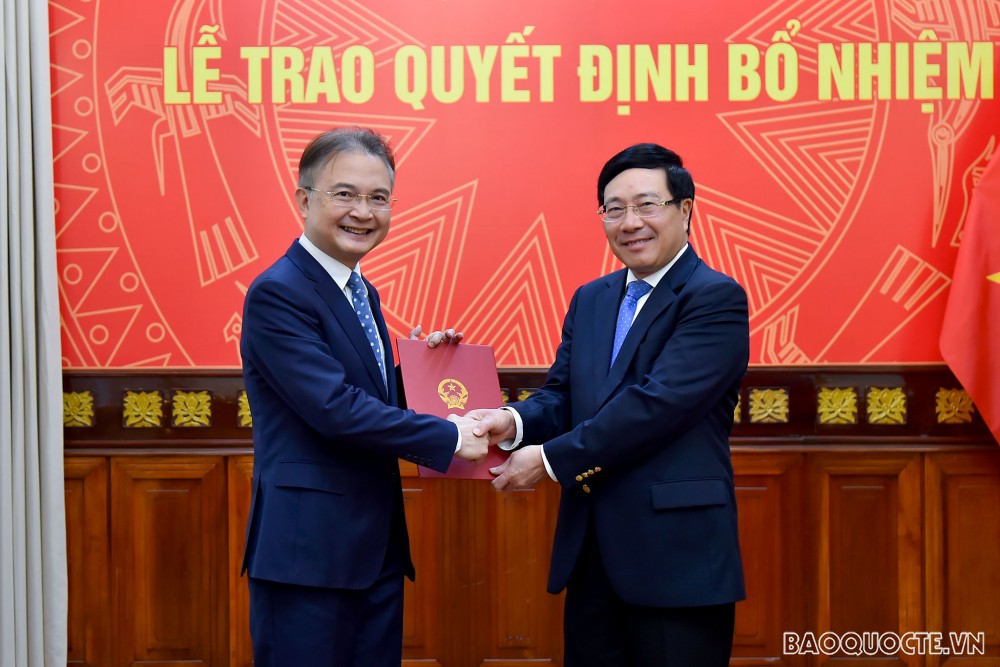 Phó Thủ tướng, Bộ trưởng Ngoại giao Phạm Bình Minh đã trao quyết định bổ nhiệm ông Ngô Hướng Nam, Vụ trưởng, công tác tại Nhóm Adhoc Hội đồng Bảo an Liên hợp quốc 2020-2021, giữ chức Phó Chủ nhiệm Ủy ban Nhà nước về người Việt Nam ở nước ngoài. Phó Thủ tướng, Bộ trưởng Ngoại giao Phạm Bình Minh đã trao quyết định bổ nhiệm ông Ngô Hướng Nam, Vụ trưởng, công tác tại Nhóm Adhoc Hội đồng Bảo an Liên hợp quốc 2020-2021, giữ chức Phó Chủ nhiệm Ủy ban Nhà nước về người Việt Nam ở nước ngoài.