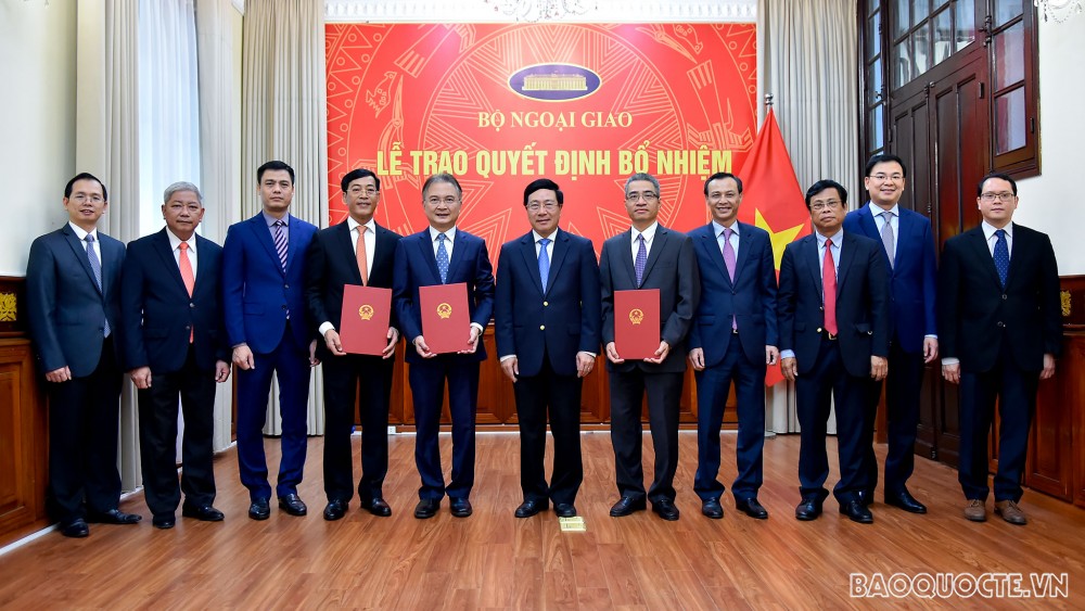 Tham dự buổi lễ trao quyết định còn có Trợ lý Bộ trưởng kiêm Vụ trưởng Vụ Tổ chức Cán bộ Phạm Quang Hiệu; Trợ lý Ủy viên Bộ Chính trị, Phó Thủ tướng, Bộ trưởng Ngoại giao kiêm Chánh Văn phòng Bộ Đặng Hoàng Giang và thủ trưởng các đơn vị có liên quan. Phó Thủ tướng, Bộ trưởng Ngoại giao Phạm Bình Minh đã trao quyết định bổ nhiệm ông Ngô Hướng Nam, Vụ trưởng, công tác tại Nhóm Adhoc Hội đồng Bảo an Liên hợp quốc 2020-2021, giữ chức Phó Chủ nhiệm Ủy ban Nhà nước về người Việt Nam ở nước ngoài. Phó Thủ tướng, Bộ trưởng Ngoại giao Phạm Bình Minh đã trao quyết định tiếp nhận và điều động ông Trần Thanh Huân, nguyên Tổng Lãnh sự Việt Nam tại Hongkong, Trung Quốc, hết nhiệm kỳ về nước, giữ chức Cục trưởng Cục Ngoại vụ. Phó Thủ tướng, Bộ trưởng Ngoại giao Phạm Bình Minh đã trao quyết định bổ nhiệm ông Nguyễn Đắc Thành, Quyền Chánh Văn phòng Đảng ủy - Đoàn thể, giữ chức Chánh Văn phòng Đảng ủy - Đoàn thể. Phát biểu tại Lễ trao quyết định, Phó Thủ tướng, Bộ trưởng Phạm Bình Minh chúc mừng các cán bộ vừa được điều động công tác và bổ nhiệm vào các vị trí công tác mới. Phó Thủ tướng, Bộ trưởng nhấn mạnh đây là sự tin tưởng của Lãnh đạo Bộ đối với vào năng lực và kinh nghiệm của các cán bộ được bổ nhiệm. Giao nhiệm vụ đối với từng cán bộ được bổ nhiệm, điều động, Phó Thủ tướng, Bộ trưởng Phạm Bình Minh tin tưởng, với kinh nghiệm của mình, các cán bộ sẽ phát huy được năng lực và kinh nghiệm công tác, lãnh đạo đơn vị đoàn kết, hoàn thành tốt nhiệm vụ được giao, đóng góp vào thành công chung của ngành Ngoại giao. Thay mặt cho các cán bộ được bổ nhiệm, ông Ngô Hướng Nam cảm ơn lời căn dặn của Phó Thủ tướng, Bộ trưởng Ngoại giao Phạm Bình Minh; khẳng định sẽ luôn nỗ lực hết sức mình, phát huy năng lực để hoàn thành tốt công tác, nhiệm vụ được Phó Thủ tướng, Bộ trưởng và tập thể Lãnh đạo Bộ giao phó, đóng góp vào thành công chung của công tác đối ngoại. Tham dự buổi lễ trao quyết định còn có Trợ lý Bộ trưởng kiêm Vụ trưởng Vụ Tổ chức Cán bộ Phạm Quang Hiệu; Trợ lý Ủy viên Bộ Chính trị, Phó Thủ tướng, Bộ trưởng Ngoại giao kiêm Chánh Văn phòng Bộ Đặng Hoàng Giang và thủ trưởng các đơn vị có liên quan. Phó Thủ tướng, Bộ trưởng Ngoại giao Phạm Bình Minh đã trao quyết định bổ nhiệm ông Ngô Hướng Nam, Vụ trưởng, công tác tại Nhóm Adhoc Hội đồng Bảo an Liên hợp quốc 2020-2021, giữ chức Phó Chủ nhiệm Ủy ban Nhà nước về người Việt Nam ở nước ngoài. Phó Thủ tướng, Bộ trưởng Ngoại giao Phạm Bình Minh đã trao quyết định tiếp nhận và điều động ông Trần Thanh Huân, nguyên Tổng Lãnh sự Việt Nam tại Hongkong, Trung Quốc, hết nhiệm kỳ về nước, giữ chức Cục trưởng Cục Ngoại vụ. Phó Thủ tướng, Bộ trưởng Ngoại giao Phạm Bình Minh đã trao quyết định bổ nhiệm ông Nguyễn Đắc Thành, Quyền Chánh Văn phòng Đảng ủy - Đoàn thể, giữ chức Chánh Văn phòng Đảng ủy - Đoàn thể. Phát biểu tại Lễ trao quyết định, Phó Thủ tướng, Bộ trưởng Phạm Bình Minh chúc mừng các cán bộ vừa được điều động công tác và bổ nhiệm vào các vị trí công tác mới. Phó Thủ tướng, Bộ trưởng nhấn mạnh đây là sự tin tưởng của Lãnh đạo Bộ đối với vào năng lực và kinh nghiệm của các cán bộ được bổ nhiệm. Giao nhiệm vụ đối với từng cán bộ được bổ nhiệm, điều động, Phó Thủ tướng, Bộ trưởng Phạm Bình Minh tin tưởng, với kinh nghiệm của mình, các cán bộ sẽ phát huy được năng lực và kinh nghiệm công tác, lãnh đạo đơn vị đoàn kết, hoàn thành tốt nhiệm vụ được giao, đóng góp vào thành công chung của ngành Ngoại giao. Thay mặt cho các cán bộ được bổ nhiệm, ông Ngô Hướng Nam cảm ơn lời căn dặn của Phó Thủ tướng, Bộ trưởng Ngoại giao Phạm Bình Minh; khẳng định sẽ luôn nỗ lực hết sức mình, phát huy năng lực để hoàn thành tốt công tác, nhiệm vụ được Phó Thủ tướng, Bộ trưởng và tập thể Lãnh đạo Bộ giao phó, đóng góp vào thành công chung của công tác đối ngoại.