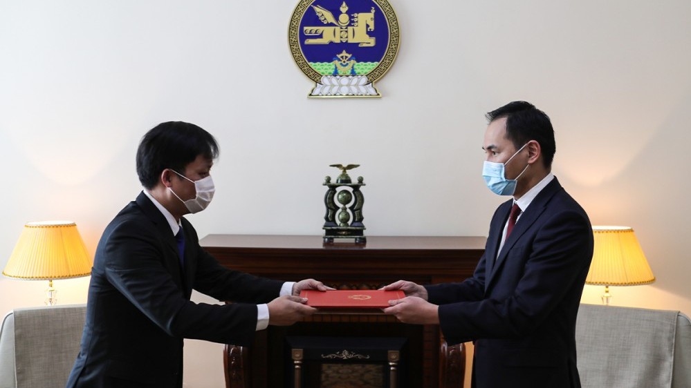 Đại sứ Doãn Khánh Tâm trao bản sao Ủy nhiệm thư cho Thứ trưởng Ngoại giao Mông Cổ