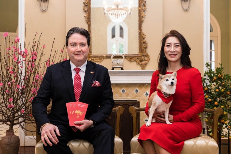 Đại sứ Mỹ Marc Knapper và phu nhân đón năm mới tại Hà Nội (Nguồn: ĐSQ Hoa Kỳ tại Việt Nam) Đại sứ Mỹ Marc Knapper và phu nhân đón năm mới tại Hà Nội (Nguồn: ĐSQ Hoa Kỳ tại Việt Nam)