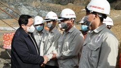 Thủ tướng Phạm Minh Chính tiếp tục kiểm tra, đôn đốc thi công tuyến cao tốc Bắc-Nam