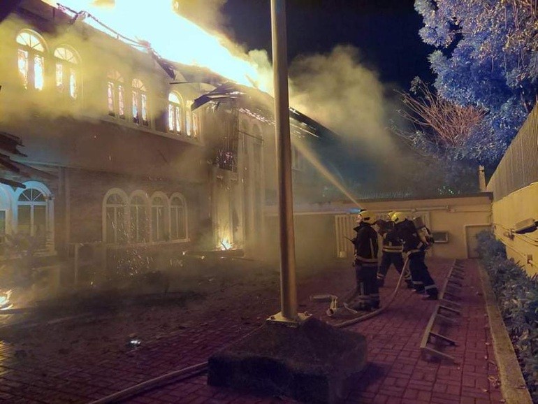 Đám cháy xuất phát từ tầng 2 của Đại sứ quán ở thành phố Makati, vùng thủ đô Manila đêm 4/2 và gây thiệt hại hơn 100 triệu peso (2 triệu USD) (Nguồn: Twitter).