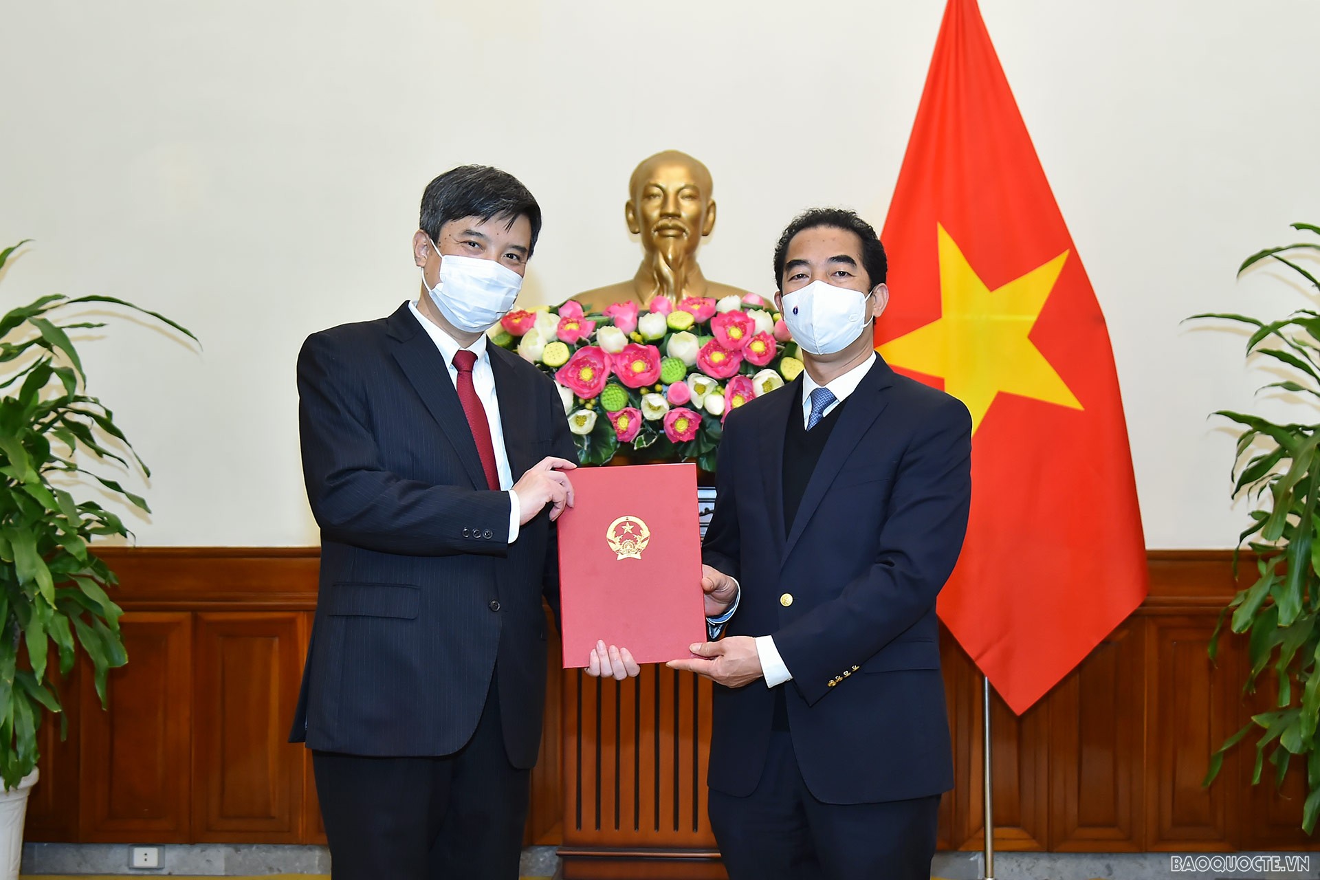 Tại buổi lễ, Thứ trưởng Ngoại giao Tô Anh Dũng đã trao quyết định điều động và cử ông Nguyễn Trường Sơn, Phó Vụ trưởng, Phó Chánh Văn phòng Bộ làm Quyền Tổng Biên tập, Báo Thế giới và Việt Nam.