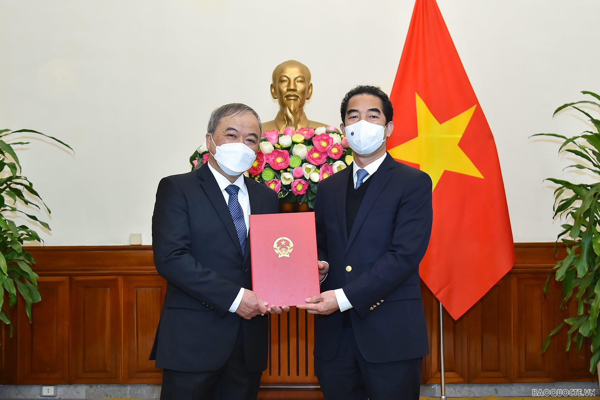 Thứ trưởng Ngoại giao Tô Anh Dũng đã trao quyết định tiếp nhận và điều động ông Nguyễn Hoàng Việt, nguyên Tổng Lãnh sự Việt Nam tại Vladivostok, Nga giữ chức Phó Cục trưởng Cục Phục vụ Ngoại giao đoàn.