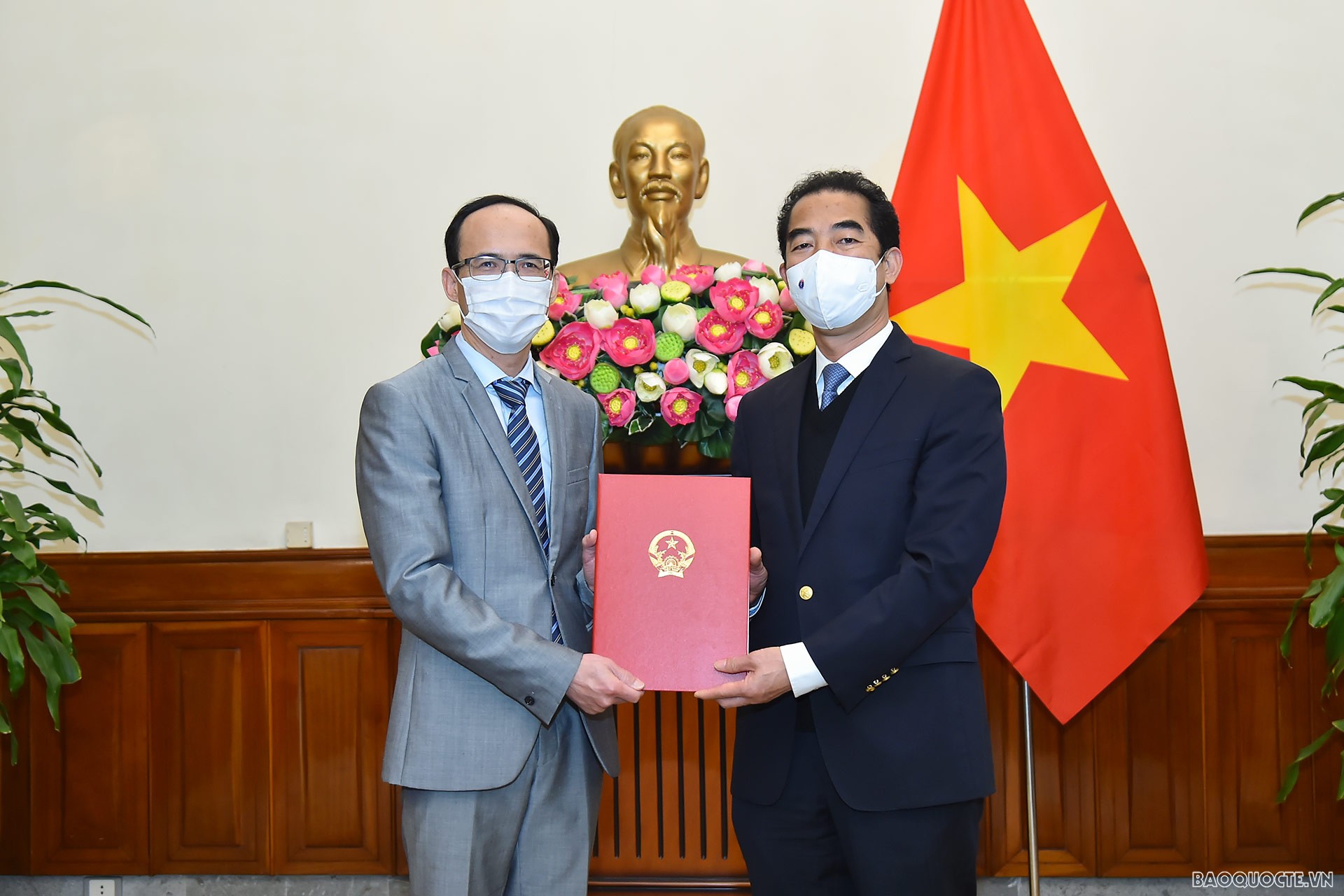 Thứ trưởng Ngoại giao Tô Anh Dũng đã trao quyết định tiếp nhận và điều động ông Phạm Hoàng Tùng, nguyên Tham tán Đại sứ quán Việt Nam tại Cộng hòa Liên bang Đức, kết thúc nhiệm kỳ về nước, giữ chức Phó Cục trưởng Cục Lãnh sự.