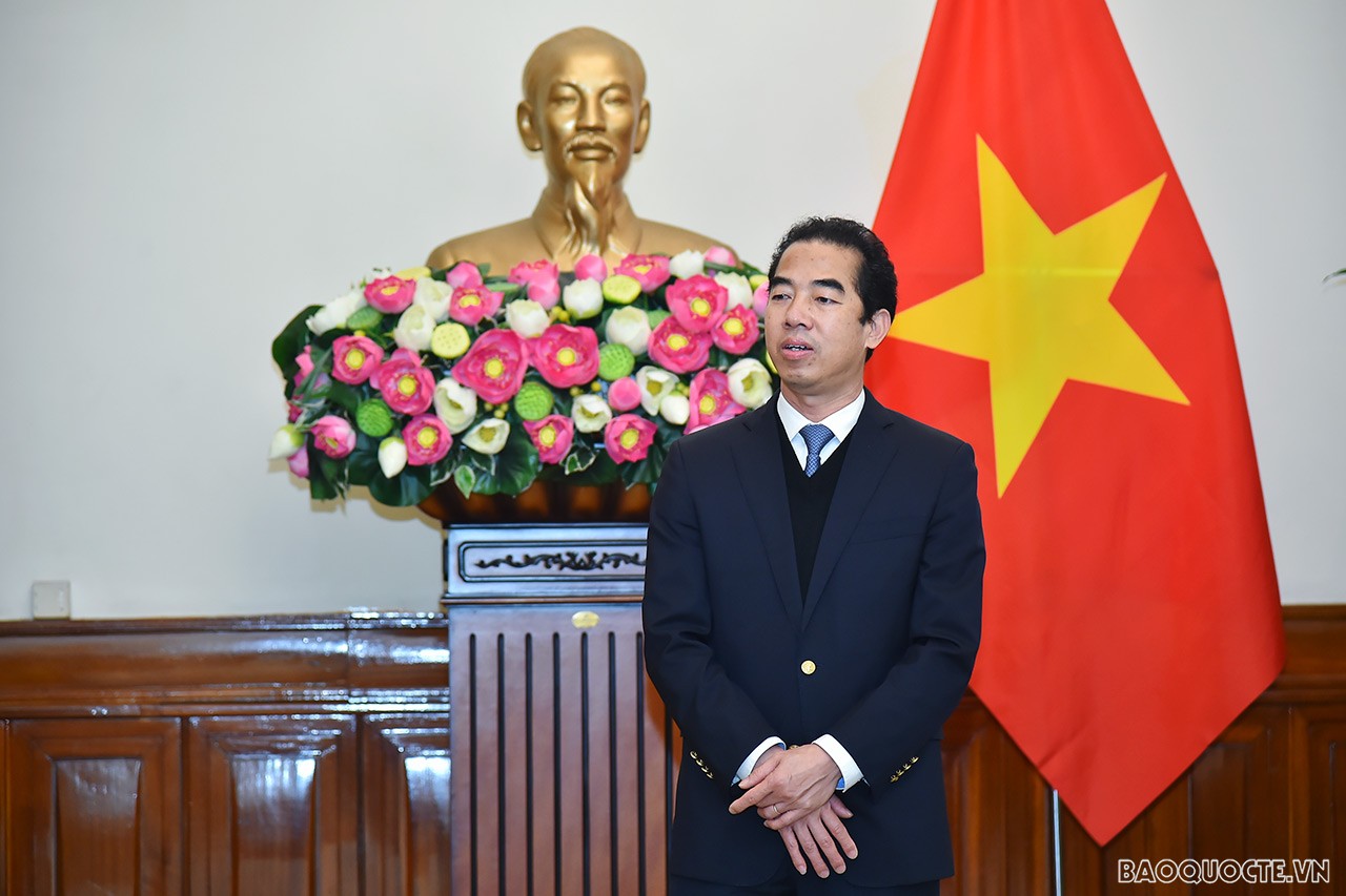 Phát biểu tại buổi lễ trao quyết định, Thứ trưởng Ngoại giao Tô Anh Dũng chúc mừng các cán bộ được nhận nhiệm vụ mới và cho rằng đây cũng là trọng trách, trách nhiệm mà Ban cán sự Đảng bộ, tập thể Lãnh đạo Bộ tin tưởng giao phó. 