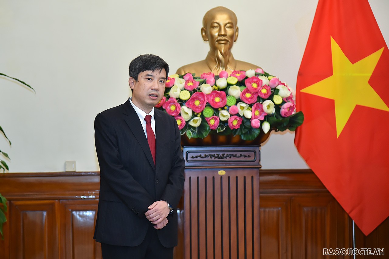 Thay mặt cho các cán bộ được điều động công tác, ông Nguyễn Trường Sơn cảm ơn sự quan tâm của Bộ trưởng và tập thể Lãnh đạo Bộ với công tác cán bộ, đặc biệt là các cán bộ nhận quyết định ngày hôm nay. Trong bối cảnh ngành Ngoại giao đang tiếp tục triển khai đường lối đối ngoại Đại hội Đảng lần thứ XIII và các Nghị quyết của Hội nghị đối ngoại toàn quốc, Hội nghị Ngoại giao 31, ông Nguyễn Trường Sơn khẳng định, các cán bộ nhận quyết định sẽ nỗ lực hết sức mình, hoàn thành tốt các nhiệm vụ được giao.