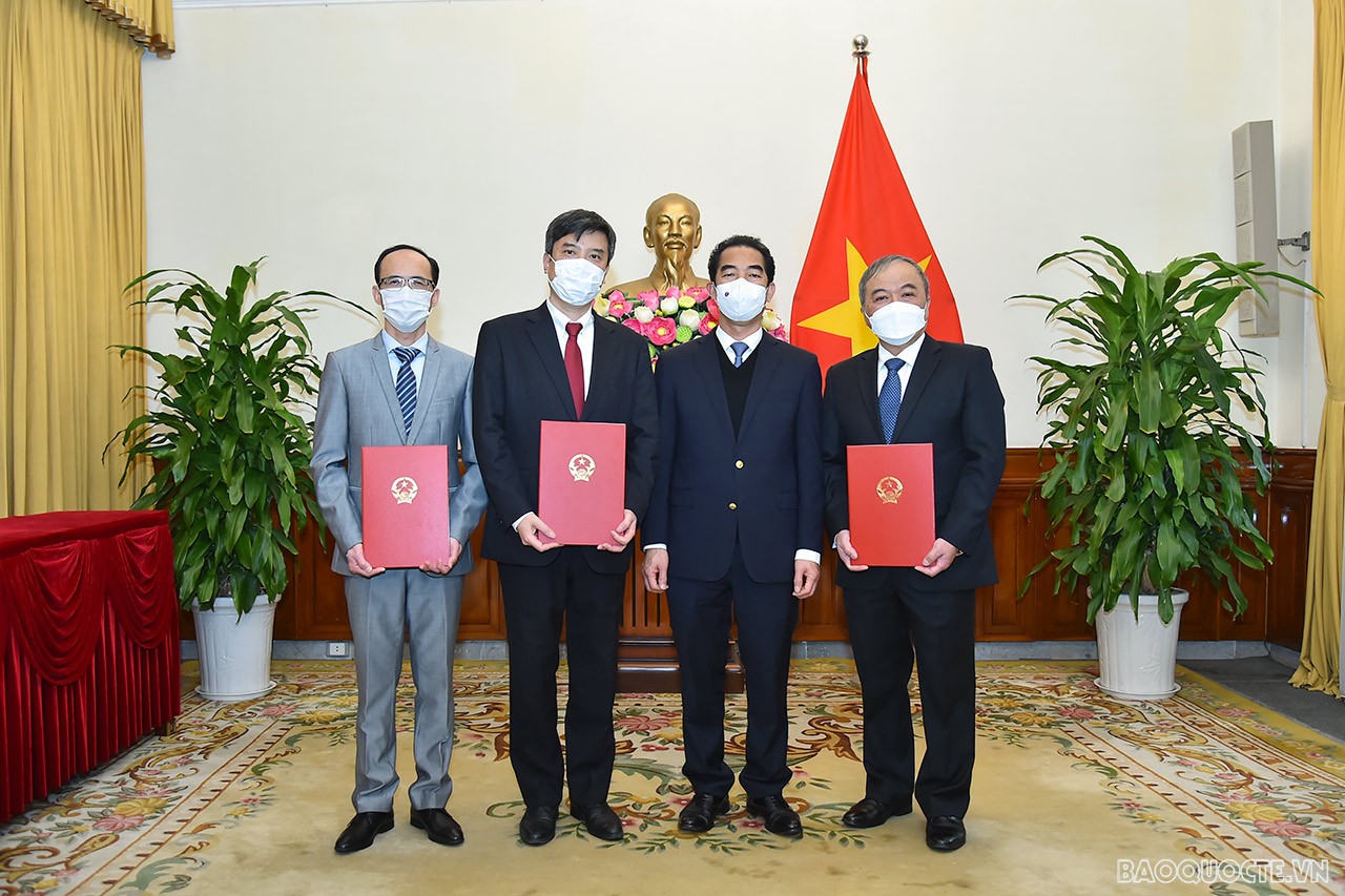 Giao nhiệm vụ cụ thể cho từng cán bộ, Thứ trưởng bày tỏ tin tưởng các cán bộ mới được điều động công tác sẽ hoàn thành tốt nhiệm vụ được giao, góp phần xây dựng tập thể đơn vị đoàn kết, phát triển vững mạnh trong bối cảnh tình hình mới hiện nay.