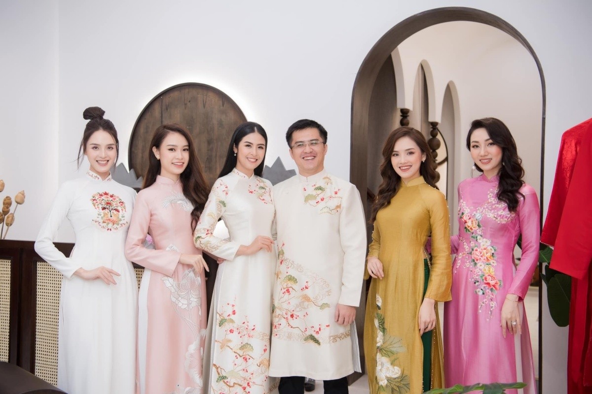 Thời trang sành điệu của Hoa hậu Ngọc Hân và chồng sắp cưới Phạm Phú Đạt Thời trang sành điệu của Hoa hậu Ngọc Hân và chồng sắp cưới Phạm Phú Đạt