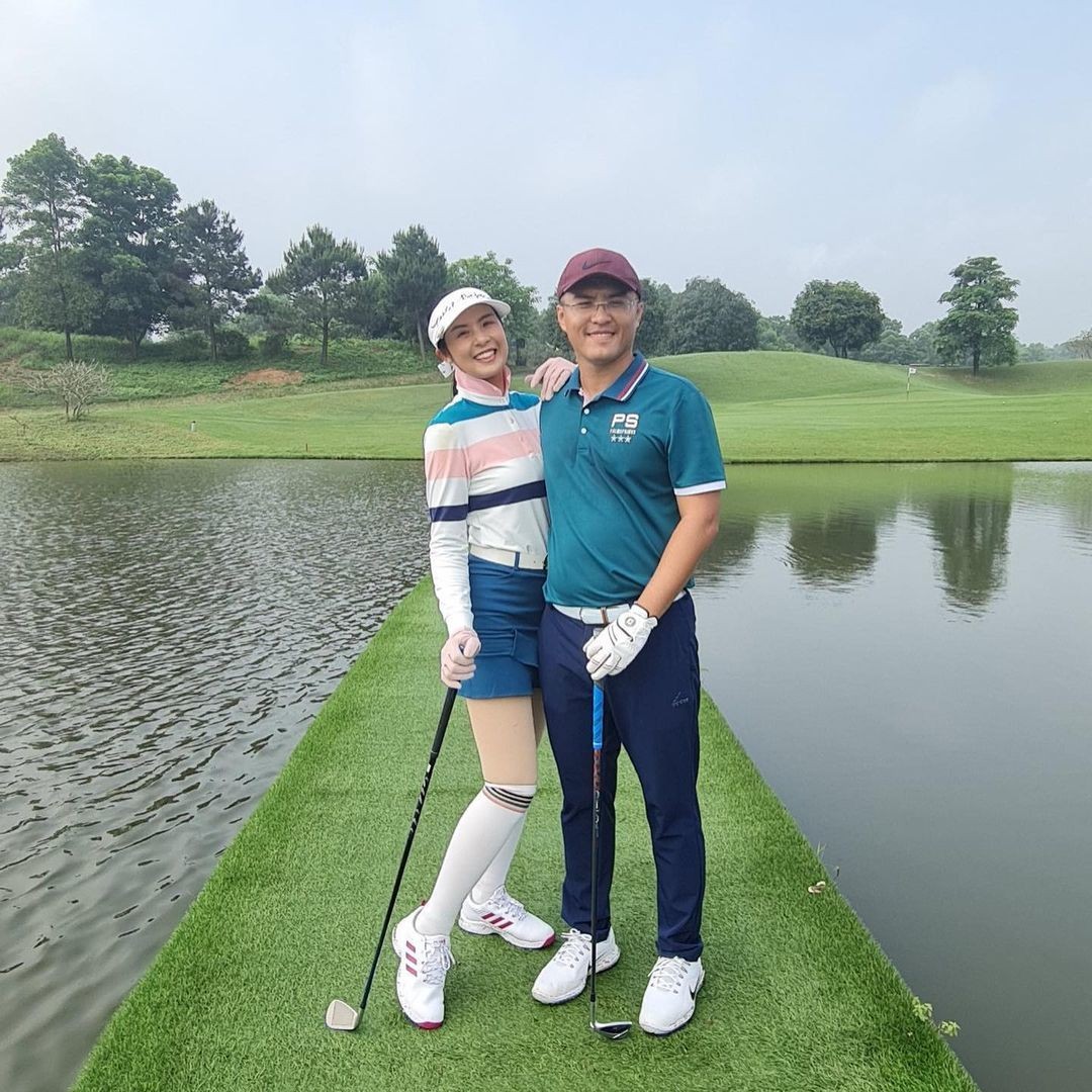 Thời trang sành điệu của Hoa hậu Ngọc Hân và chồng sắp cưới Phạm Phú Đạt Thời trang sành điệu của Hoa hậu Ngọc Hân và chồng sắp cưới Phạm Phú Đạt