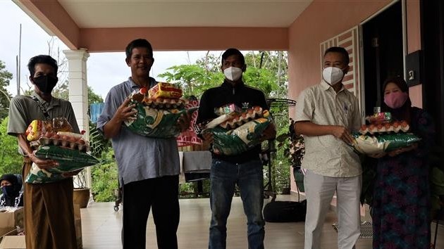 Đại sứ quán Việt Nam tại Malaysia trao quà, tiếp tục hỗ trợ người Chăm khắc phục khó khăn