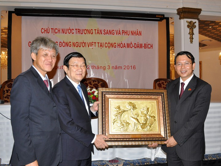 Chủ tịch nước thăm hỏi bà con người Việt tại Mozambique