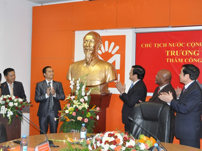 Chủ tịch nước thăm Công ty Movitel, nói chuyện với chuyên gia nông nghiệp