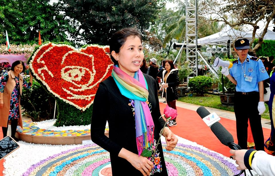 Sắp đặt 6.000 bông hồng thành hình trái tim