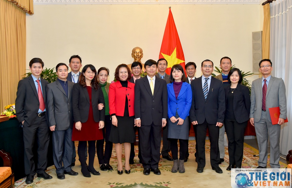 Trao tặng Bằng khen của Bộ trưởng Ngoại giao cho 16 cá nhân