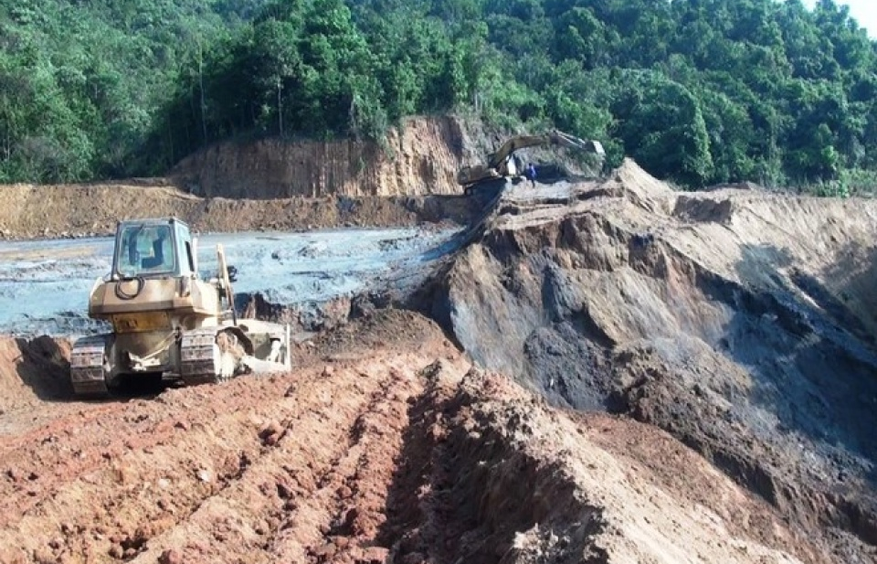 Khẩn trương xử lý vụ vỡ đập bùn thải