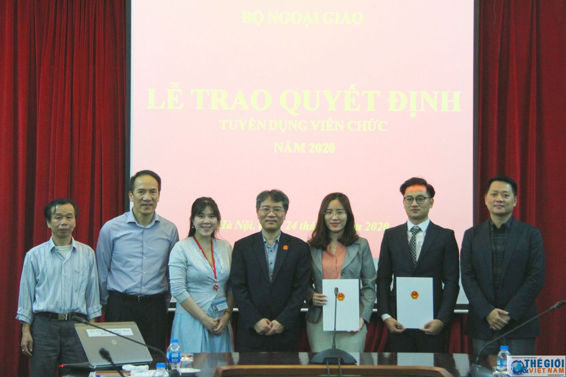 trao quyet dinh tuyen dung 2 vien chuc bo ngoai giao