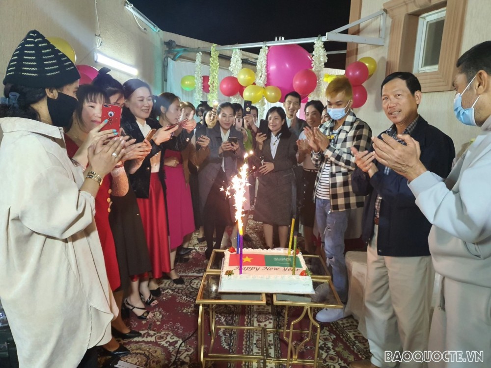 Đại sứ cùng Giám đốc công ty may cắt bánh gato chào mừng năm mới.