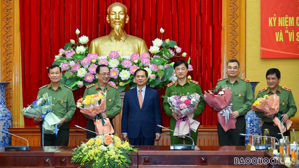 Trao tặng Kỷ niệm chương “Bảo vệ an ninh Tổ quốc” và Kỷ niệm chương “Vì sự nghiệp Ngoại giao Việt Nam”