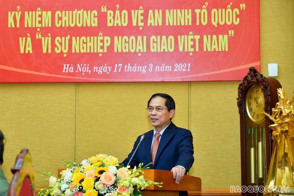 Trao tặng Kỷ niệm chương “Bảo vệ an ninh Tổ quốc” và Kỷ niệm chương “Vì sự nghiệp Ngoại giao Việt Nam”