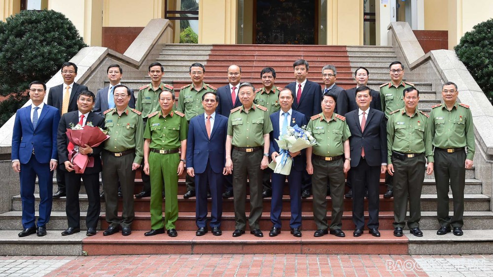 Trao tặng Kỷ niệm chương “Bảo vệ an ninh Tổ quốc” và Kỷ niệm chương “Vì sự nghiệp Ngoại giao Việt Nam”