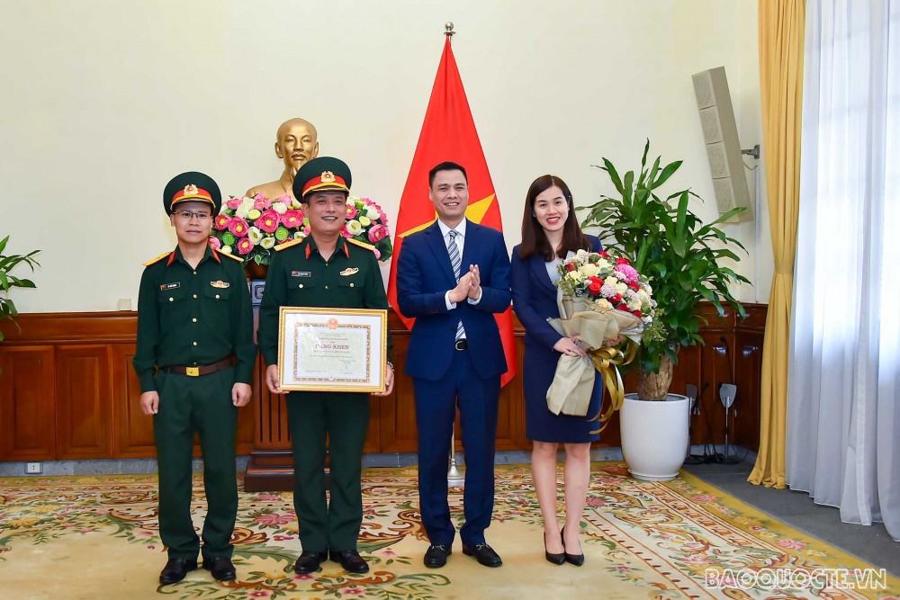 Chiều 22/3, tại trụ sở Bộ, Thứ trưởng Ngoại giao Đặng Hoàng Giang đã trao Bằng khen của Bộ trưởng Bộ Ngoại giao cho Tổng công ty đầu tư quốc tế Viettel (Viettel Global), đúng vào dịp Tổng Công ty chuẩn bị kỷ niệm 15 năm thành lập vào tháng 10/2021. (Ảnh: Tuấn Anh) Chiều 22/3, tại trụ sở Bộ, Thứ trưởng Ngoại giao Đặng Hoàng Giang đã trao Bằng khen của Bộ trưởng Bộ Ngoại giao cho Tổng công ty đầu tư quốc tế Viettel (Viettel Global), đúng vào dịp Tổng Công ty chuẩn bị kỷ niệm 15 năm thành lập vào tháng 10/2021. (Ảnh: Tuấn Anh)