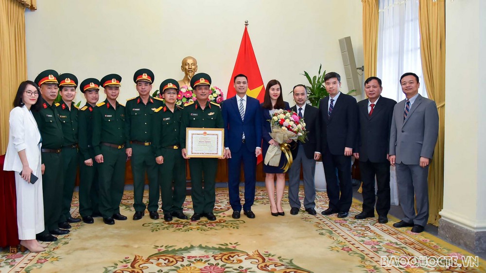 Chiều 22/3, tại trụ sở Bộ, Thứ trưởng Ngoại giao Đặng Hoàng Giang đã trao Bằng khen của Bộ trưởng Bộ Ngoại giao cho Tổng công ty đầu tư quốc tế Viettel (Viettel Global), đúng vào dịp Tổng Công ty chuẩn bị kỷ niệm 15 năm thành lập vào tháng 10/2021. (Ảnh: Tuấn Anh) Chiều 22/3, tại trụ sở Bộ, Thứ trưởng Ngoại giao Đặng Hoàng Giang đã trao Bằng khen của Bộ trưởng Bộ Ngoại giao cho Tổng công ty đầu tư quốc tế Viettel (Viettel Global), đúng vào dịp Tổng Công ty chuẩn bị kỷ niệm 15 năm thành lập vào tháng 10/2021. (Ảnh: