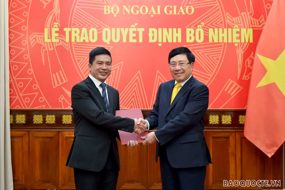 Tại buổi lễ, Phó Thủ tướng, Bộ trưởng Ngoại giao Phạm Bình Minh đã trao quyết định bổ nhiệm ông Hoàng Thùy Dương, Quyền Cục trưởng, Cục Phục vụ Ngoại giao đoàn, giữ chức Cục trưởng, Cục Phục vụ ngoại giao đoàn. Tại buổi lễ, Phó Thủ tướng, Bộ trưởng Ngoại giao Phạm Bình Minh đã trao quyết định bổ nhiệm ông Hoàng Thùy Dương, Quyền Cục trưởng, Cục Phục vụ Ngoại giao đoàn, giữ chức Cục trưởng, Cục Phục vụ ngoại giao đoàn.