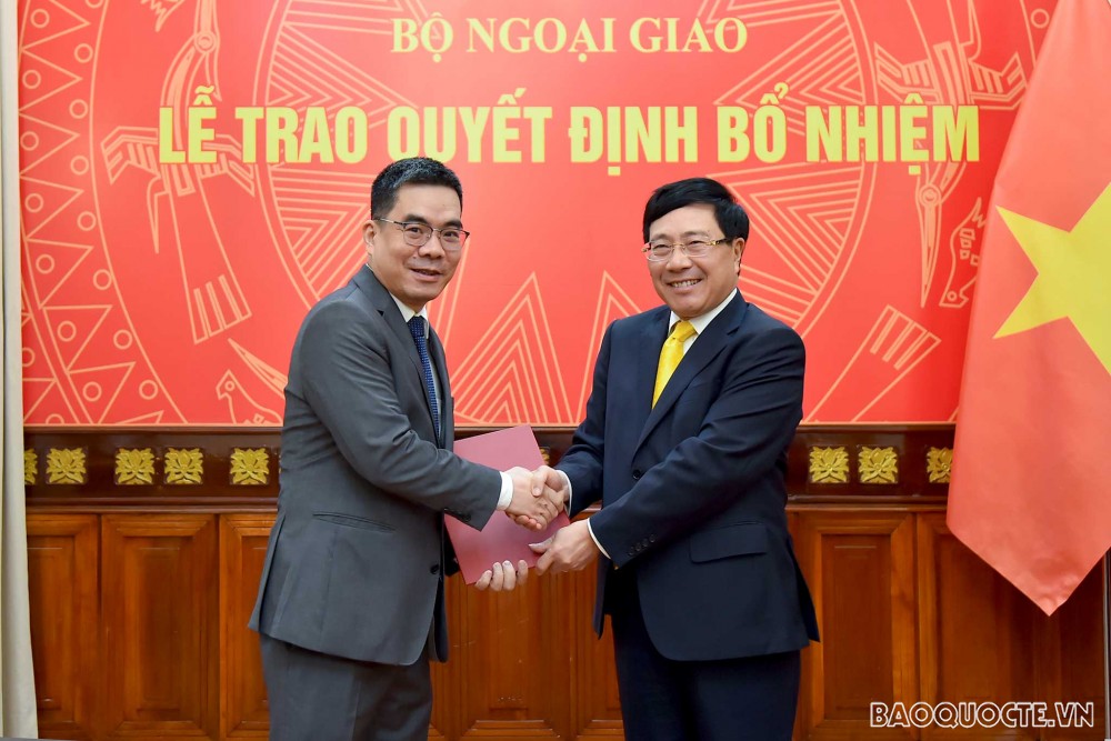 Phó Thủ tướng, Bộ trưởng Ngoại giao Phạm Bình Minh đã trao quyết định bổ nhiệm ông Đỗ Hoàng Minh, Phó Vụ trưởng, Thư ký Phó Thủ tướng, Bộ trưởng, giữ chức Vụ trưởng, Thư ký Phó Thủ tướng, Bộ trưởng. Phó Thủ tướng, Bộ trưởng Ngoại giao Phạm Bình Minh đã trao quyết định bổ nhiệm ông Đỗ Hoàng Minh, Phó Vụ trưởng, Thư ký Phó Thủ tướng, Bộ trưởng, giữ chức Vụ trưởng, Thư ký Phó Thủ tướng, Bộ trưởng.