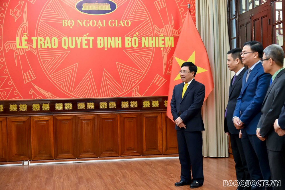 Phát biểu tại Lễ trao quyết định, Phó Thủ tướng, Bộ trưởng Phạm Bình Minh chúc mừng các cán bộ lãnh đạo bổ nhiệm vào các vị trí công tác mới. Phó Thủ tướng, Bộ trưởng nhấn mạnh đây là sự tin tưởng của Lãnh đạo Bộ đối với vào năng lực và kinh nghiệm của các cán bộ được bổ nhiệm. Phát biểu tại Lễ trao quyết định, Phó Thủ tướng, Bộ trưởng Phạm Bình Minh chúc mừng các cán bộ lãnh đạo bổ nhiệm vào các vị trí công tác mới. Phó Thủ tướng, Bộ trưởng nhấn mạnh đây là sự tin tưởng của Lãnh đạo Bộ đối với vào năng lực và kinh nghiệm của các cán bộ được bổ nhiệm.