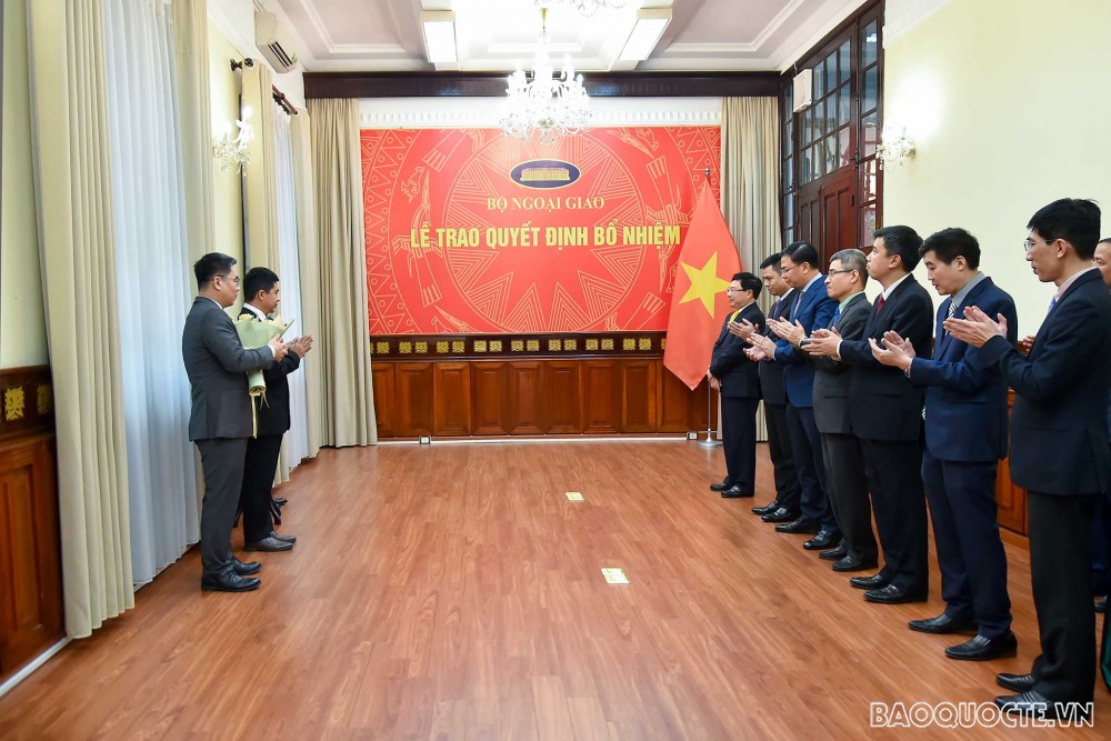 Thay mặt cho ông Đỗ Hoàng Minh, ông Hoàng Thùy Dương cảm ơn lời căn dặn của Phó Thủ tướng, Bộ trưởng Ngoại giao Phạm Bình Minh; khẳng định sẽ luôn nỗ lực hết sức mình, phát huy năng lực để hoàn thành tốt công tác, nhiệm vụ được Phó Thủ tướng, Bộ trưởng và tập thể Lãnh đạo Bộ giao phó, đóng góp vào thành công chung của công tác đối ngoại. Thay mặt cho ông Đỗ Hoàng Minh, ông Hoàng Thùy Dương cảm ơn lời căn dặn của Phó Thủ tướng, Bộ trưởng Ngoại giao Phạm Bình Minh; khẳng định sẽ luôn nỗ lực hết sức mình, phát huy năng lực để hoàn thành tốt công tác, nhiệm vụ được Phó Thủ tướng, Bộ trưởng và tập thể Lãnh đạo Bộ giao phó, đóng góp vào thành công chung của công tác đối ngoại.