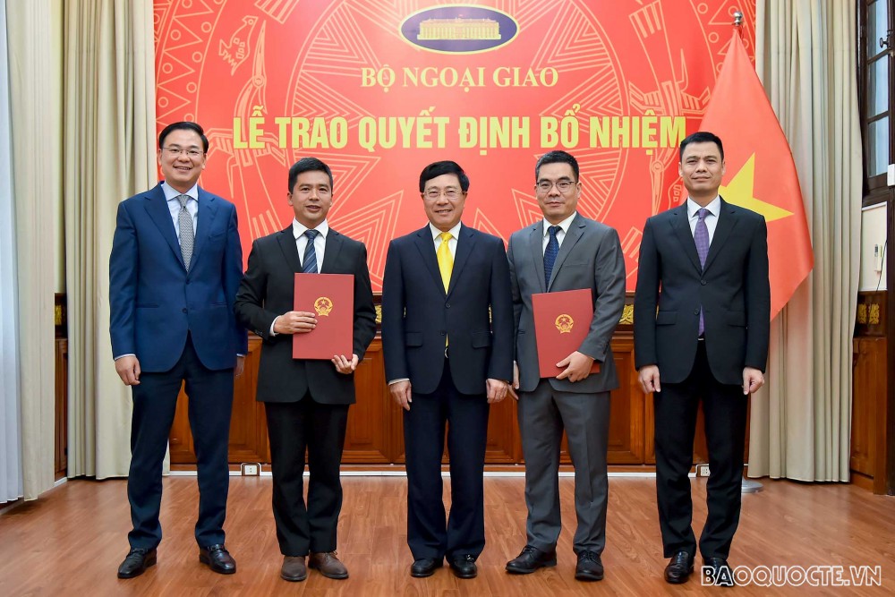 Phó Thủ tướng Phạm Bình Minh trao quyết định bổ nhiệm cán bộ lãnh đạo của Bộ Ngoại giao Phó Thủ tướng Phạm Bình Minh trao quyết định bổ nhiệm cán bộ lãnh đạo của Bộ Ngoại giao