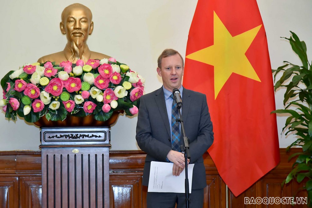 Thứ trưởng Ngoại giao Tô Anh Dũng và Đại sứ Anh tại Việt Nam Gareth Ward trao đổi Công hàm khẳng định ngày có hiệu lực của UKVFTA. (Ảnh: Tuấn Anh)