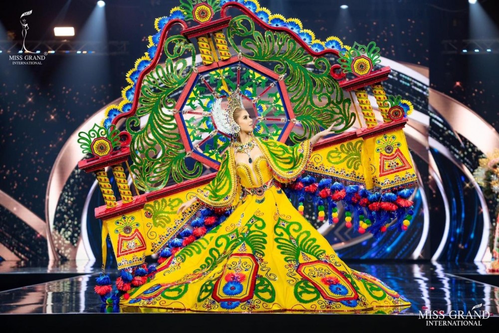 Hoa hậu Guatemala nhận giải Thí sinh trình diễn trang phục dân tộc đẹp nhất. Hoa hậu Guatemala nhận giải Thí sinh trình diễn trang phục dân tộc đẹp nhất.