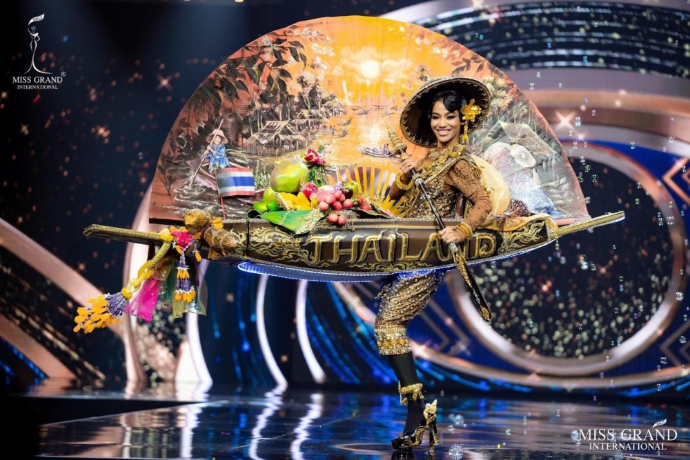 Hoa hậu Thái Lan nhận giải Thí sinh trình diễn trang phục dân tộc đẹp nhất. Hoa hậu Thái Lan nhận giải Thí sinh trình diễn trang phục dân tộc đẹp nhất.